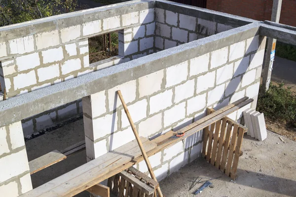 Baustelle, auf der die Wände aus Gasbetonsteinen gebaut werden — Stockfoto