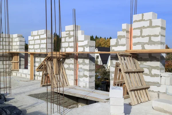 birinci kat ın döşeme duvarlarının görünümü, destek kolonlarını doldurmak için bağlantı parçaları. Köpük bloklardan yapılmış kır evi inşaatı