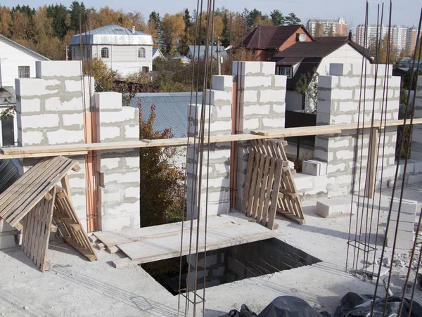 Vy över om väggar av första våningen, beslag för fyllning stödjande kolonner. Byggandet av hus på landet av skum block — Stockfoto