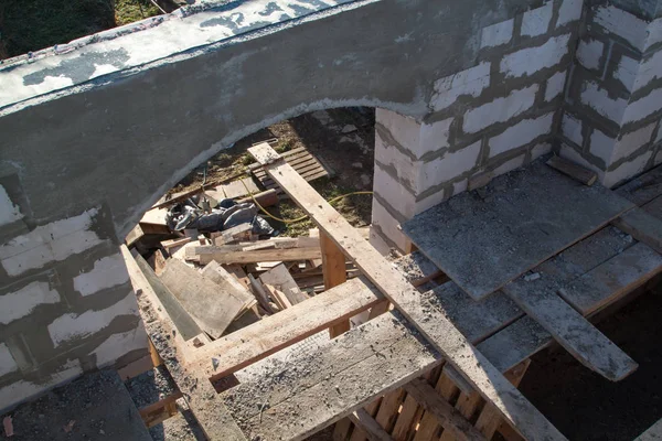 Inredning i ett hus på landet under uppförande. Plats där väggarna är byggda av betongblock med träform — Stockfoto