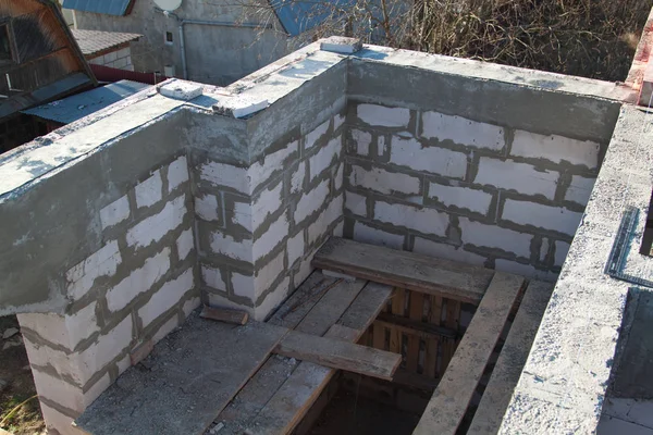 Interior de uma casa de campo em construção. Local em que as paredes são construídas de blocos de concreto a gás com cofragem de madeira — Fotografia de Stock
