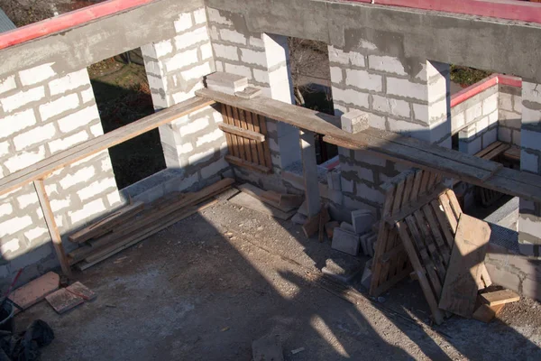 Interior de uma casa de campo em construção. Local em que as paredes são construídas de blocos de concreto a gás com cofragem de madeira — Fotografia de Stock