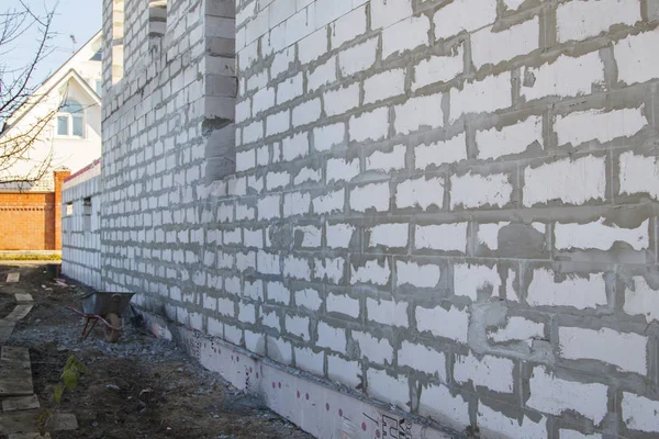 Blick auf die Rückwand des im Bau befindlichen Hauses. Standort, auf dem die Wände aus Gas-Betonblöcken errichtet werden — Stockfoto
