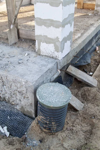 Włazy kontrolne i betonowe ganki fundamentowe z kolumnami nośnymi bloków piankowych na obwodzie — Zdjęcie stockowe