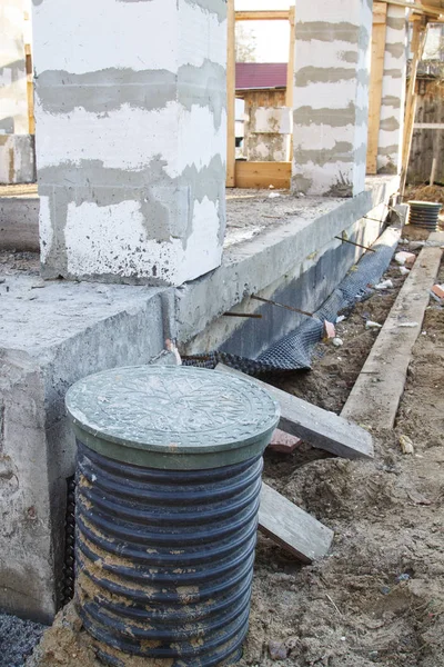 Włazy kontrolne i betonowe ganki fundamentowe z kolumnami nośnymi bloków piankowych na obwodzie — Zdjęcie stockowe