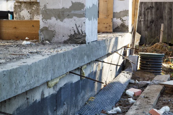 Trou d'homme d'inspection et des porches de fondation en béton avec des colonnes de soutien de blocs de mousse sur le périmètre — Photo