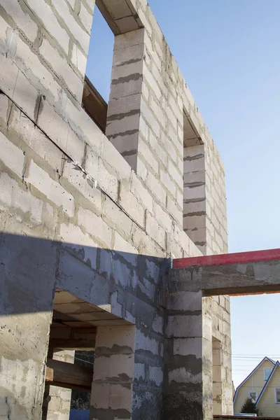 Exterior de una casa rural en construcción. Sitio en el que se construyen las paredes de bloques de hormigón a gas — Foto de Stock