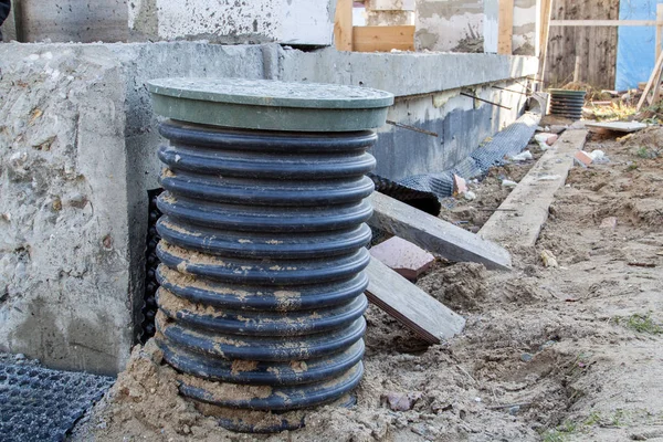 Inspection manhole and concrete foundation porches with supporting columns of foam blocks on the perimeter — Stock Photo, Image
