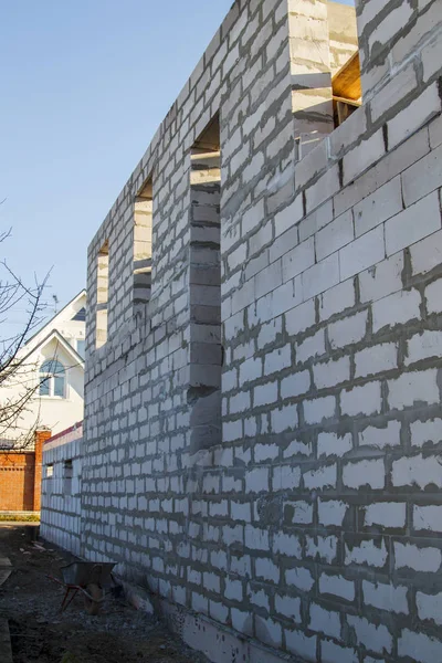 建設中の家の背面壁の眺め。壁がガスコンクリートブロックで構築されているサイト — ストック写真