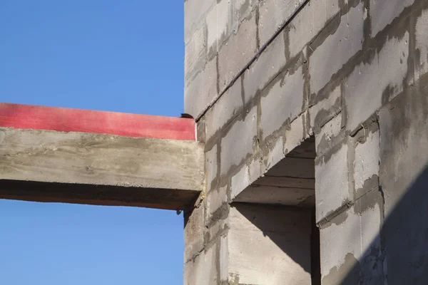 yapım aşamasında bir ülke yazlık köpük blok duvarına ahşap bir kütük ile kenetleme beton kiriş yakın çekim görünümü