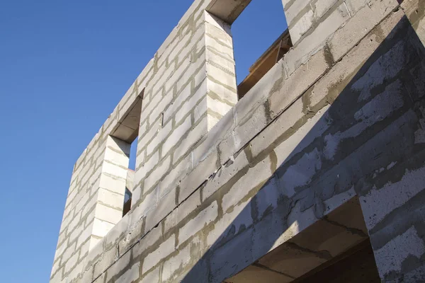 Exterior de uma casa de campo em construção. Local em que as paredes são construídas de blocos de concreto a gás e escada — Fotografia de Stock