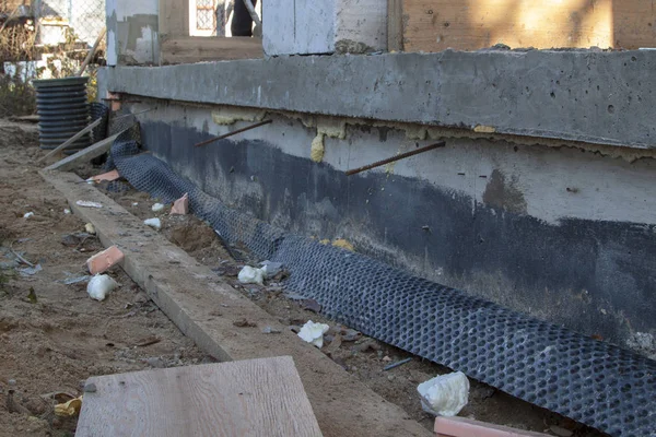 Porches de inspección de alcantarillado y cimentación de hormigón con columnas de apoyo de bloques de espuma en el perímetro — Foto de Stock