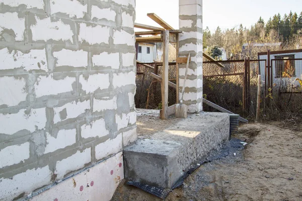 Porches de inspección de alcantarillado y cimentación de hormigón con columnas de apoyo de bloques de espuma en el perímetro — Foto de Stock