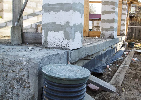 Porches de inspección de alcantarillado y cimentación de hormigón con columnas de apoyo de bloques de espuma en el perímetro —  Fotos de Stock