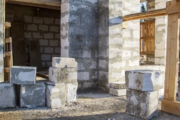 Interiér venkovského domu ve výstavbě. Lokalita, na které jsou stěny postaveny z plynových betonových bloků s dřevěnými bedněním — Stock fotografie