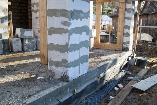 Inredning i ett hus på landet under uppförande. Plats där väggarna är byggda av betongblock med träform — Stockfoto