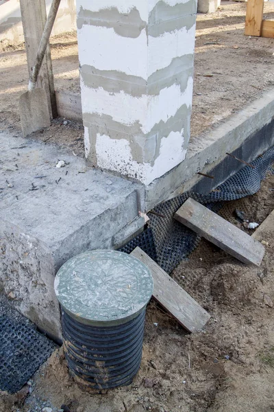 çevrede köpük blokların destekleyici sütunları ile denetim rögar ve beton temel verandalar