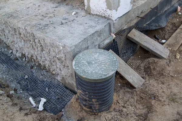 Pozzetto di ispezione e portici fondazione in calcestruzzo con colonne di sostegno di blocchi di schiuma sul perimetro — Foto Stock
