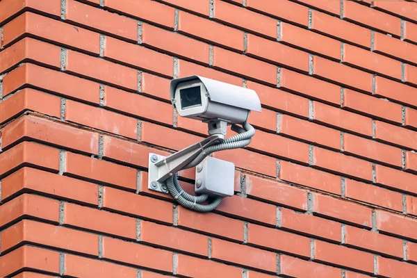 Telecamera di sicurezza CCTV sul muro di mattoni rossi — Foto Stock