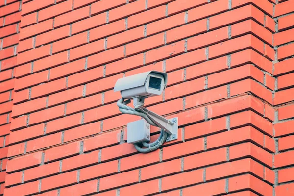 红砖石墙上的闭路电视安全摄像头 — 图库照片