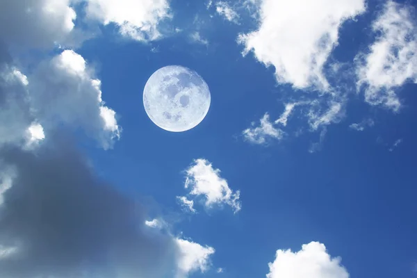 Lua em nuvens brancas céu fundo, Elementos desta imagem fornecida pela NASA — Fotografia de Stock