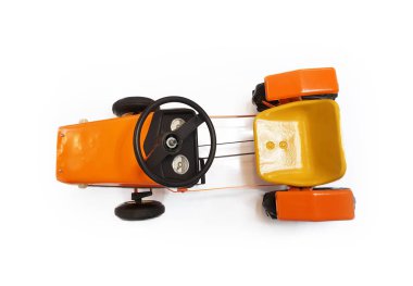 Beyaz arkaplanda izole edilmiş turuncu çocuk pedal makinesinin üst görünümü