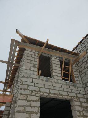 yapım aşamasında bir kır evinin dış. Duvarların gaz beton blokve merdivenden inşa edildiği alan