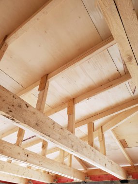 Ev inşaatında çatı kurarken ahşap kirişlerin görüntüsü