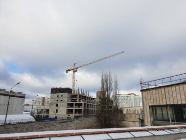 bir yerleşim alanında nokta inşaat örneği. inşaat aşamasında binanın sitede vinç