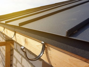 Yapım aşamasındaki katlanmış çatı manzarasını su kanalizasyon sistemi için tutucularla kapat