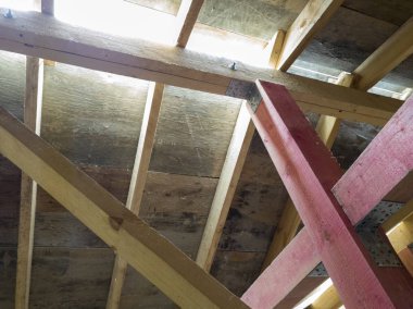 Ev inşaatında çatı kurarken ahşap kirişlerin görüntüsü