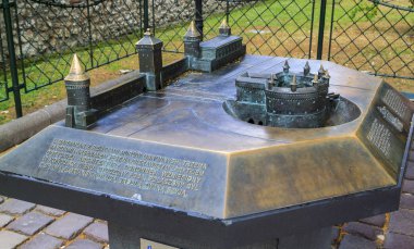 Krak? w Barbican ya da Barbakan Krakowski 'nin küçük bronz kopyası, Polonya