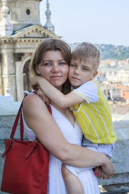 Çocuklarla keyifli yolculuk kavramı. Mutlu anne ve harika oğul kameraya bakıp Budapeşte, Macaristan 'daki Aziz Stephen Bazilikası' nın gözlem güvertesinde duruyorlar..