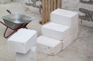 Duvarların gaz beton bloklar ve el arabası üzerine inşa edildiği şantiye