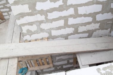 Duvarların gaz beton bloklardan inşa edildiği şantiye