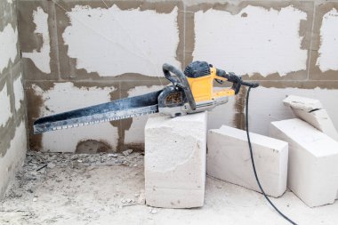 Duvarların gaz beton bloklar ve elektrikli testerelerden inşa edildiği şantiye