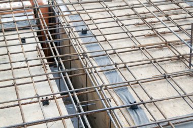 metal çubuklar telle bağlı ile takviye beton görünümü kapatın. Vakfın dökme için hazırlık