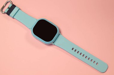 Çocuk imajı. Akıllı saat. Pastel pembe arkaplan üzerinde.