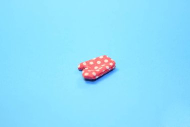 oyuncak küçük pembe fırın eldiveni Pastel mavi arka planda
