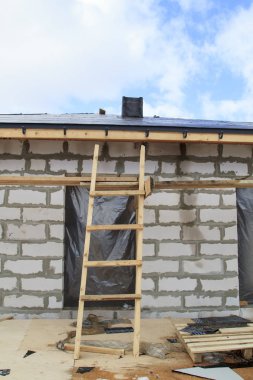 İnşaat halindeki bina ve iskelenin manzarasını kapatın.