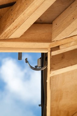 Su kanalizasyon sistemi için su tutucuları olan inşaat halindeki ev manzarasını kapat