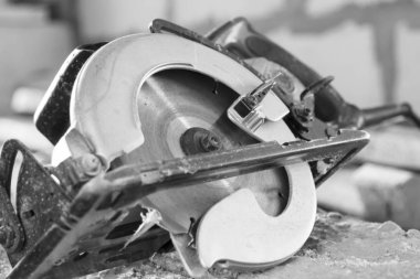 Manüel dairesel testere tahtanın üzerinde. 