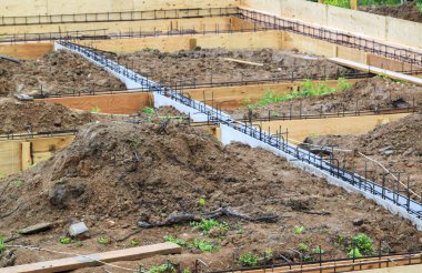 takviye beton ile metal çubuklar tel ve ahşap kalıp tarafından bağlı. Vakfın dökme için hazırlık