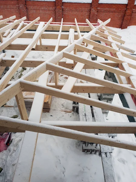 Holzsparren liegen auf Betonbalken, die auf Säulen aus Schaumstoffblöcken beruhen. Vorbereitung des Arbeitsraums des im Bau befindlichen Hauses für die Dachmontage — Stockfoto