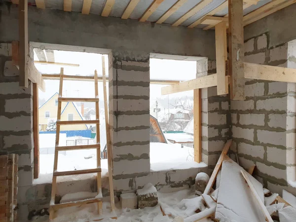 Innenraum eines im Bau befindlichen Landhauses. Standort, an dem die Wände aus Gasbetonsteinen mit Holzschalung errichtet werden — Stockfoto