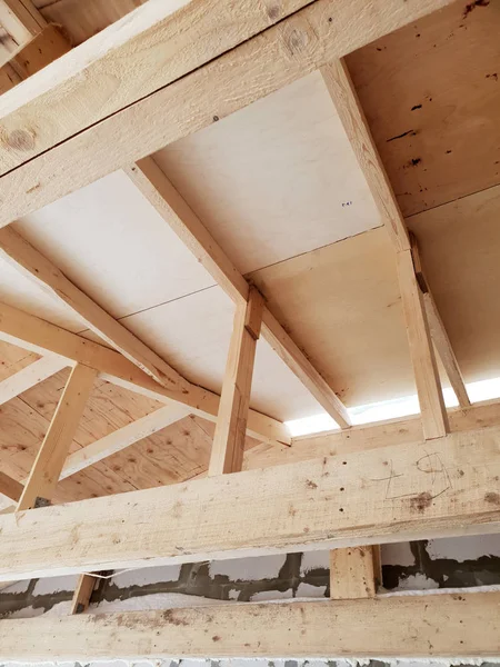 Ev inşaatında çatı kurarken ahşap kirişlerin görüntüsü — Stok fotoğraf