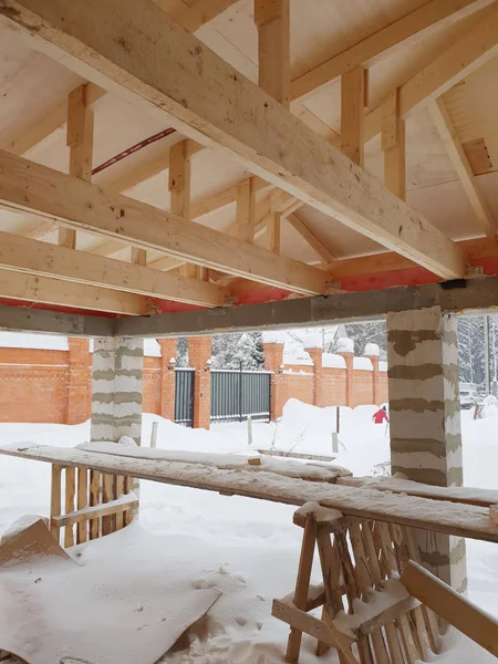 Pohled na dřevěné trámy při instalaci střechy na stavbu domu — Stock fotografie