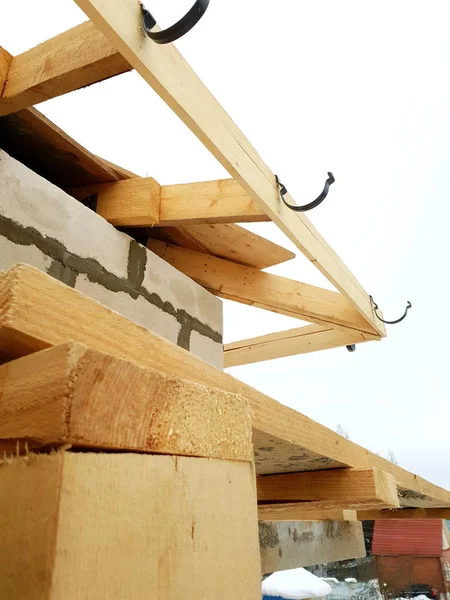 Nahaufnahme der Hausecke mit Baugerüst, wo vorbereitende Arbeiten durchgeführt werden, bevor das endgültige Dach abgedeckt wird — Stockfoto