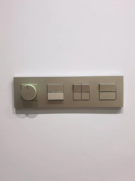 Умеренное управление выключателем в квартире — стоковое фото