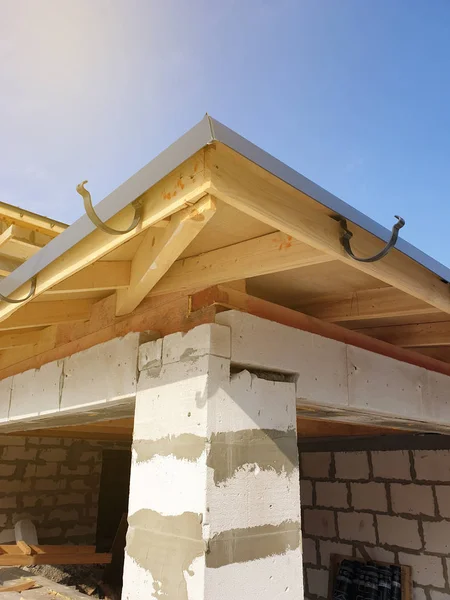 Nahsicht auf im Bau befindliches Haus mit Halterungen für Dachrinnen — Stockfoto